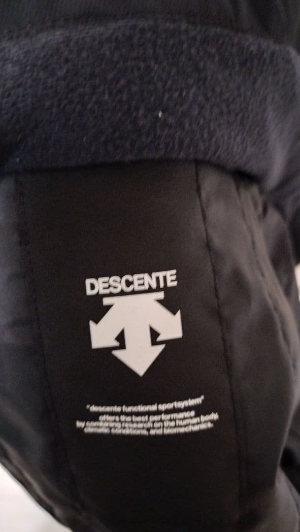 DESCENTE　スキーウェア M 黒 赤 ロゴ入り