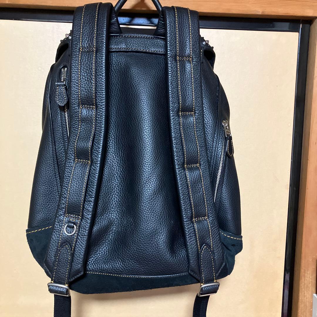 スタッズ付き黒リュック