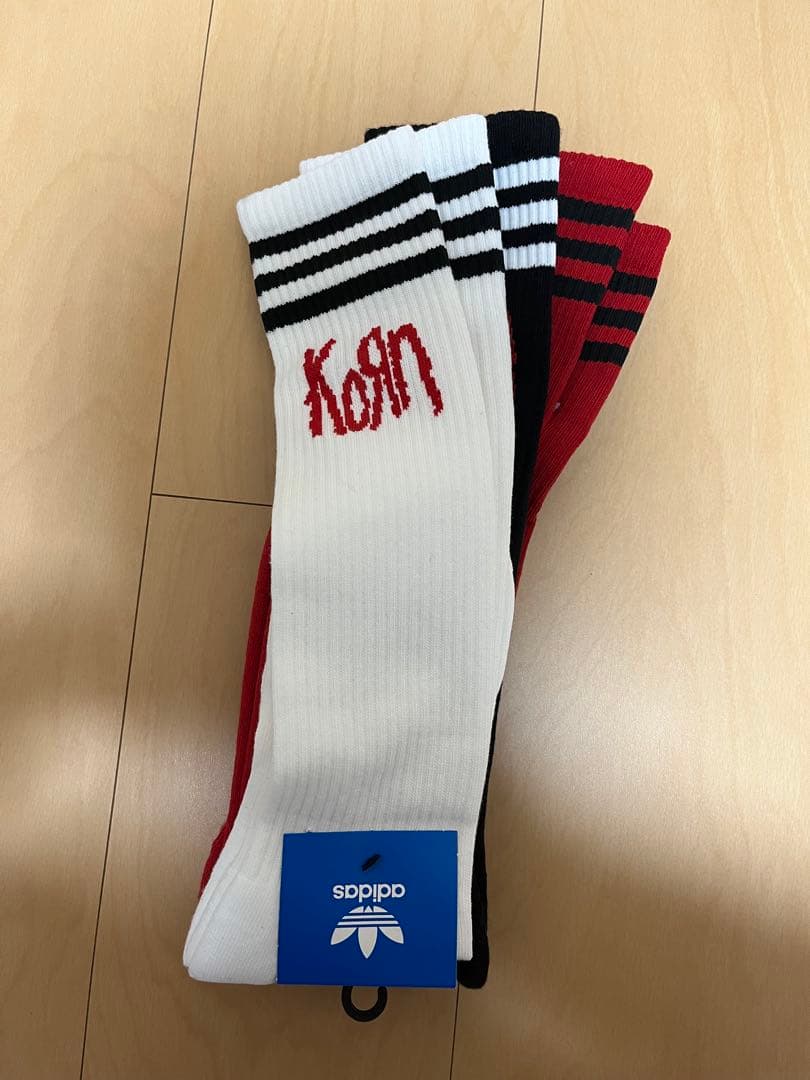 Korn ロゴ入り adidas ソックス 3色セット