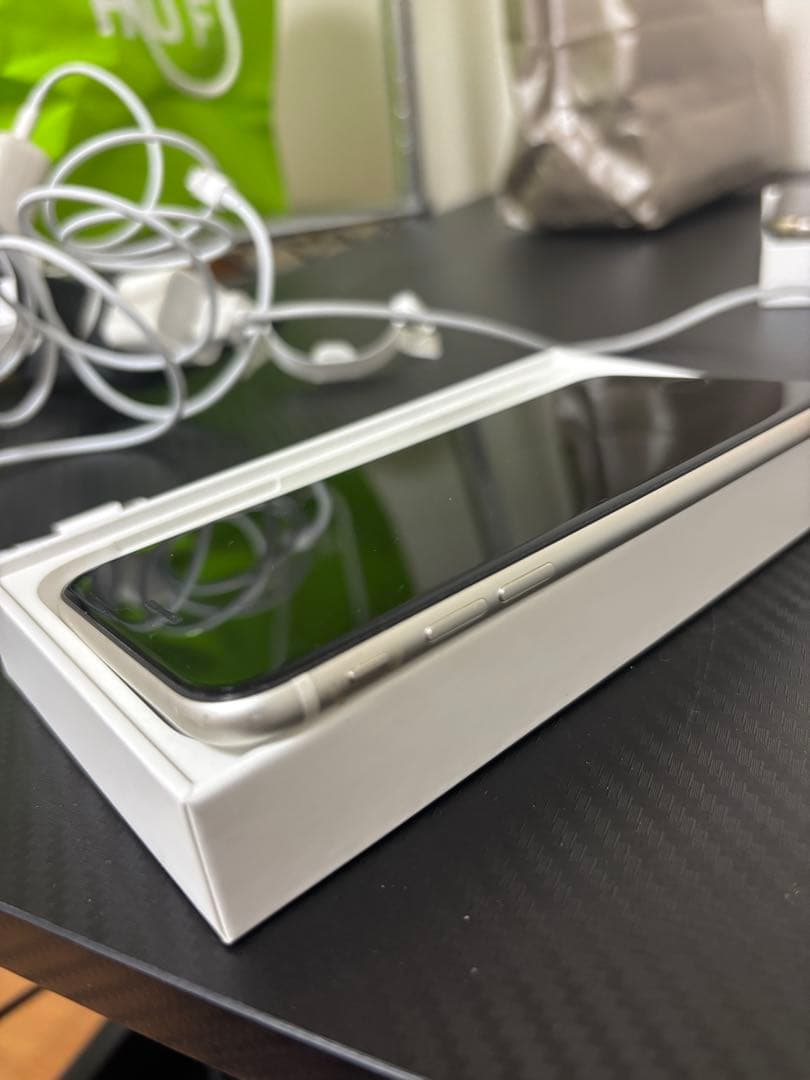 iPhone SE 3 Starlight 64GB SIMロック解除済