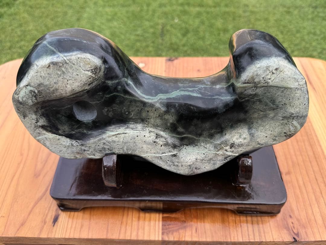 一点物 白蛇石 秩父 埼玉産 勾玉 蛇 鑑賞石 天然石 干支 巳年 蛇紋石 水石