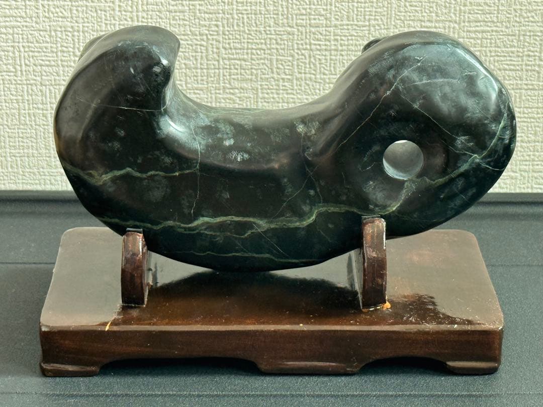 一点物 白蛇石 秩父 埼玉産 勾玉 蛇 鑑賞石 天然石 干支 巳年 蛇紋石 水石