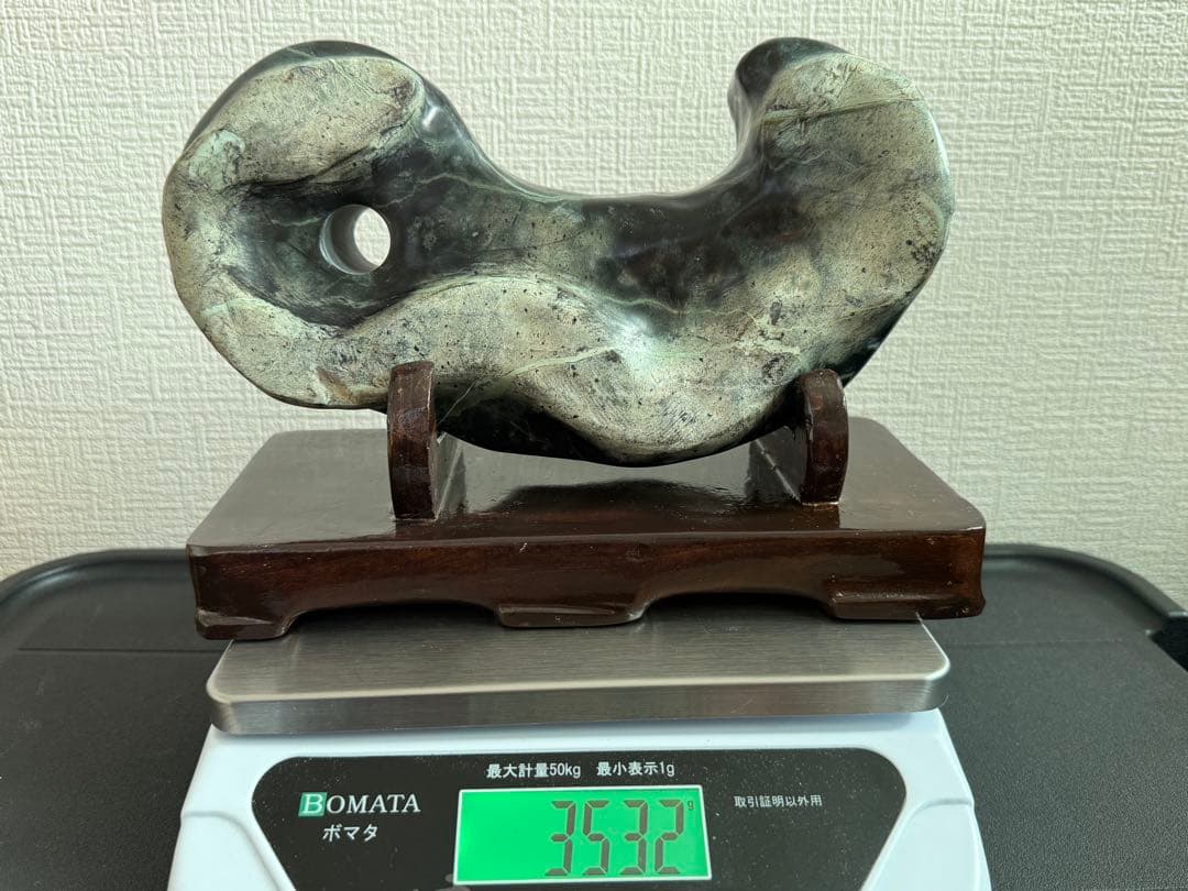 一点物 白蛇石 秩父 埼玉産 勾玉 蛇 鑑賞石 天然石 干支 巳年 蛇紋石 水石