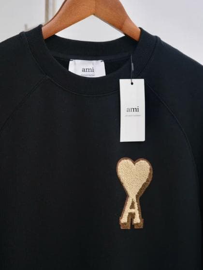 AMI PARISハート刺繍 ブラックスウェット メンズトップス