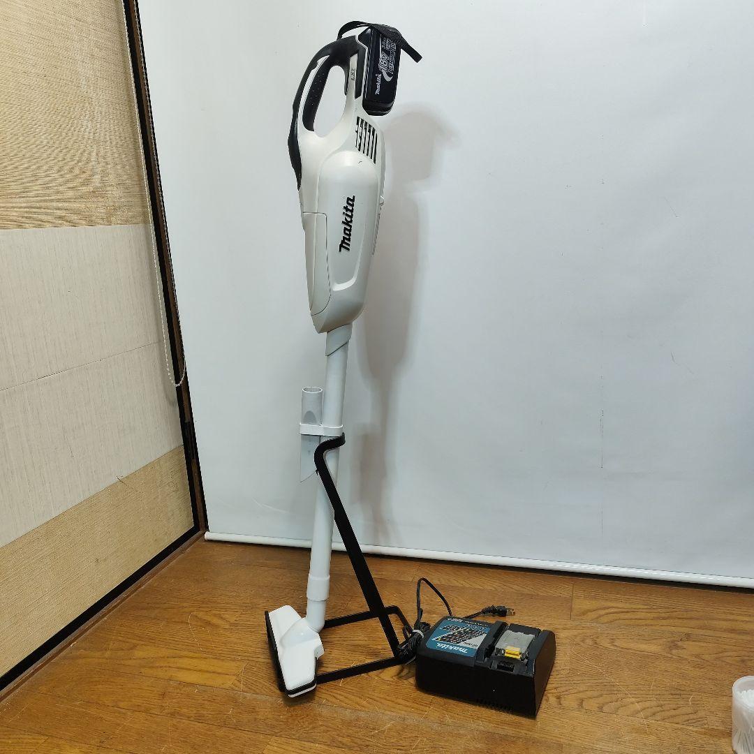 マキタ 掃除機 CL182FD 電池/充電器付、スタンド付き 18ボルト
