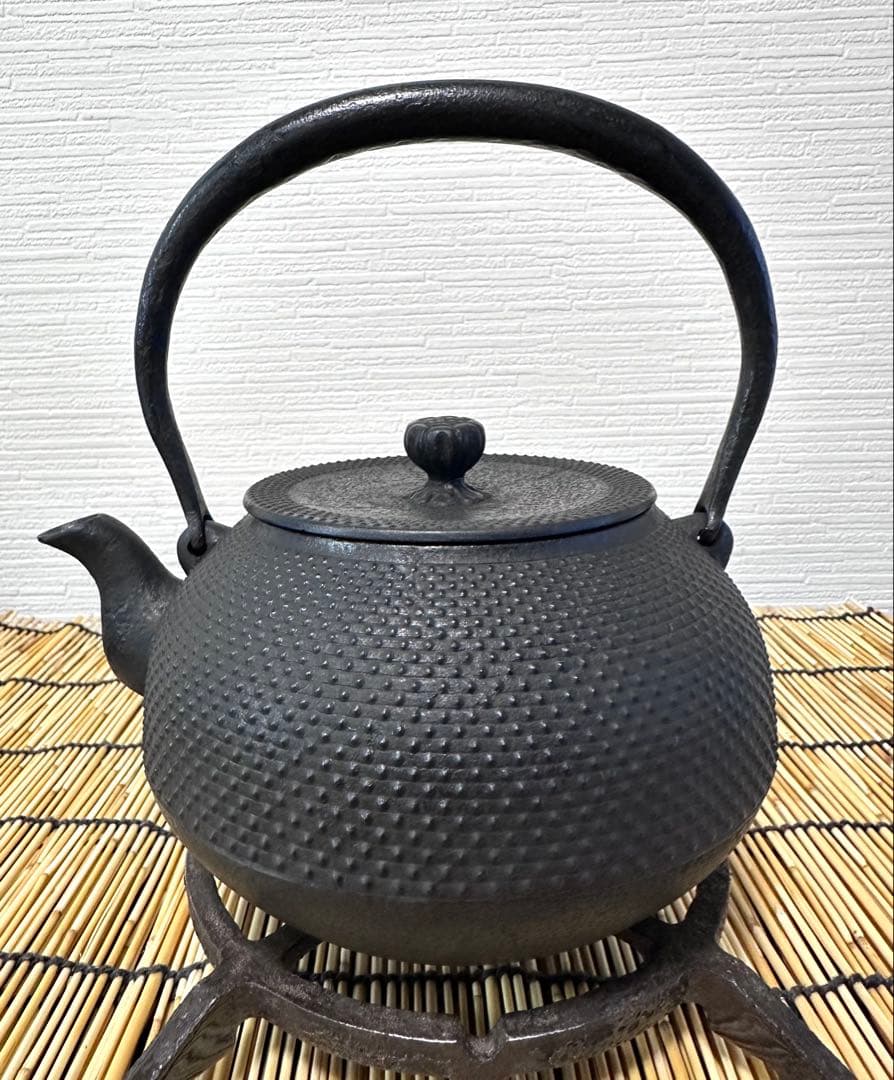 未使用品　南部虎山工房造　１０型アラレ　南部鉄瓶　南部鉄器　鉄瓶