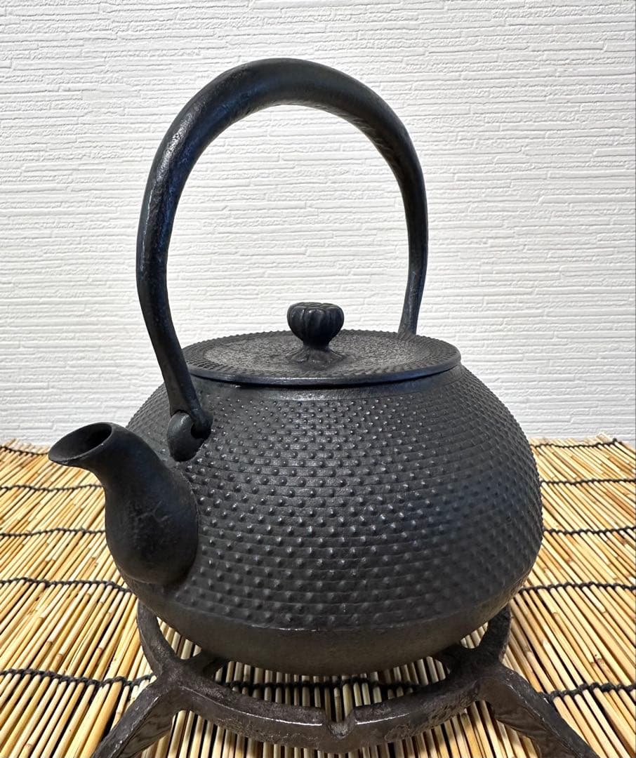 未使用品　南部虎山工房造　１０型アラレ　南部鉄瓶　南部鉄器　鉄瓶