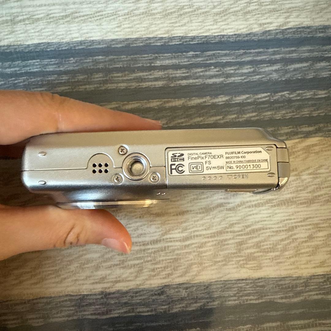 動作品　FUJIFILM FINEPIX F70EXR 富士フィルム「シルバー」