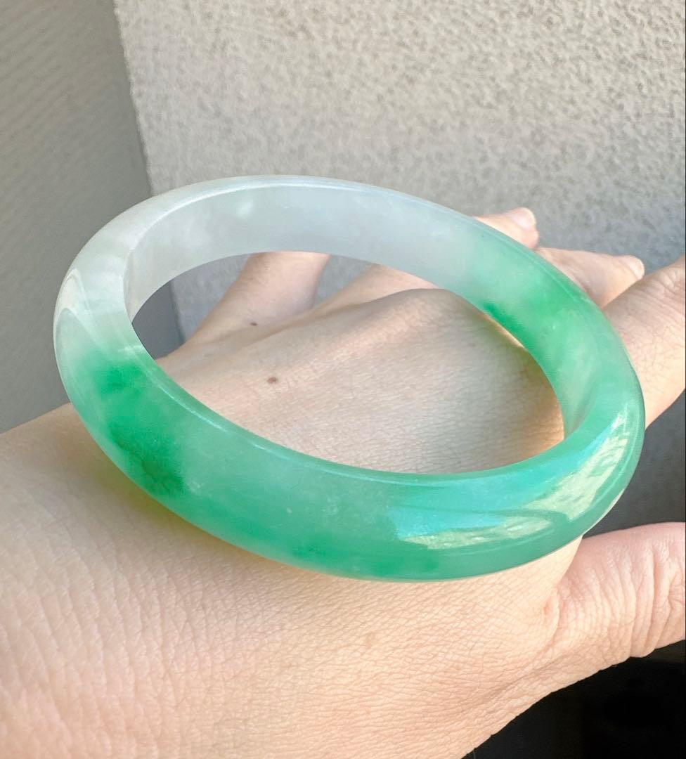 透明感のある薄グレーとグリーンのAランク翡翠ヒスイ鑑定書付き