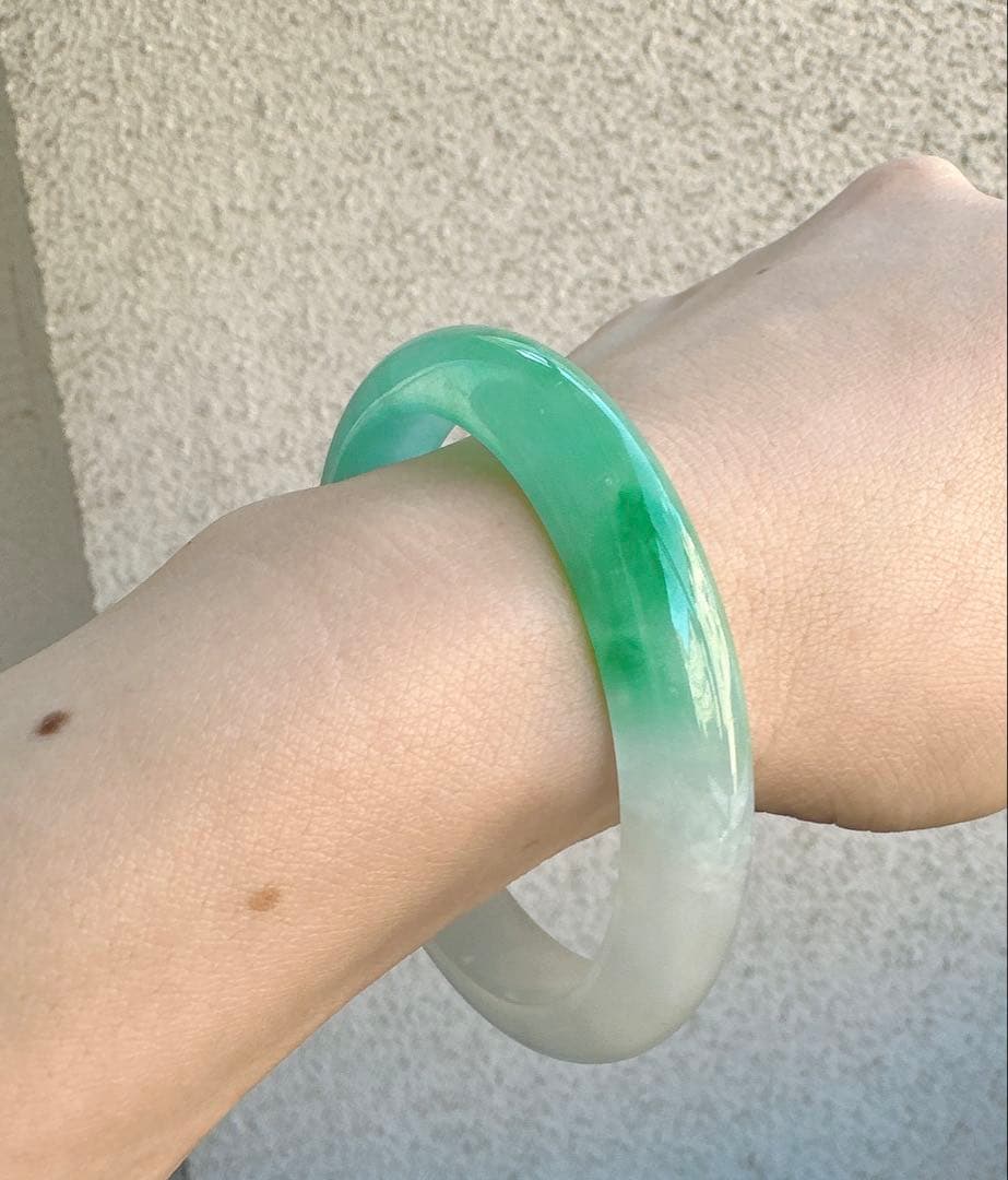 透明感のある薄グレーとグリーンのAランク翡翠ヒスイ鑑定書付き