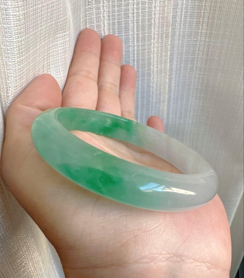 透明感のある薄グレーとグリーンのAランク翡翠ヒスイ鑑定書付き