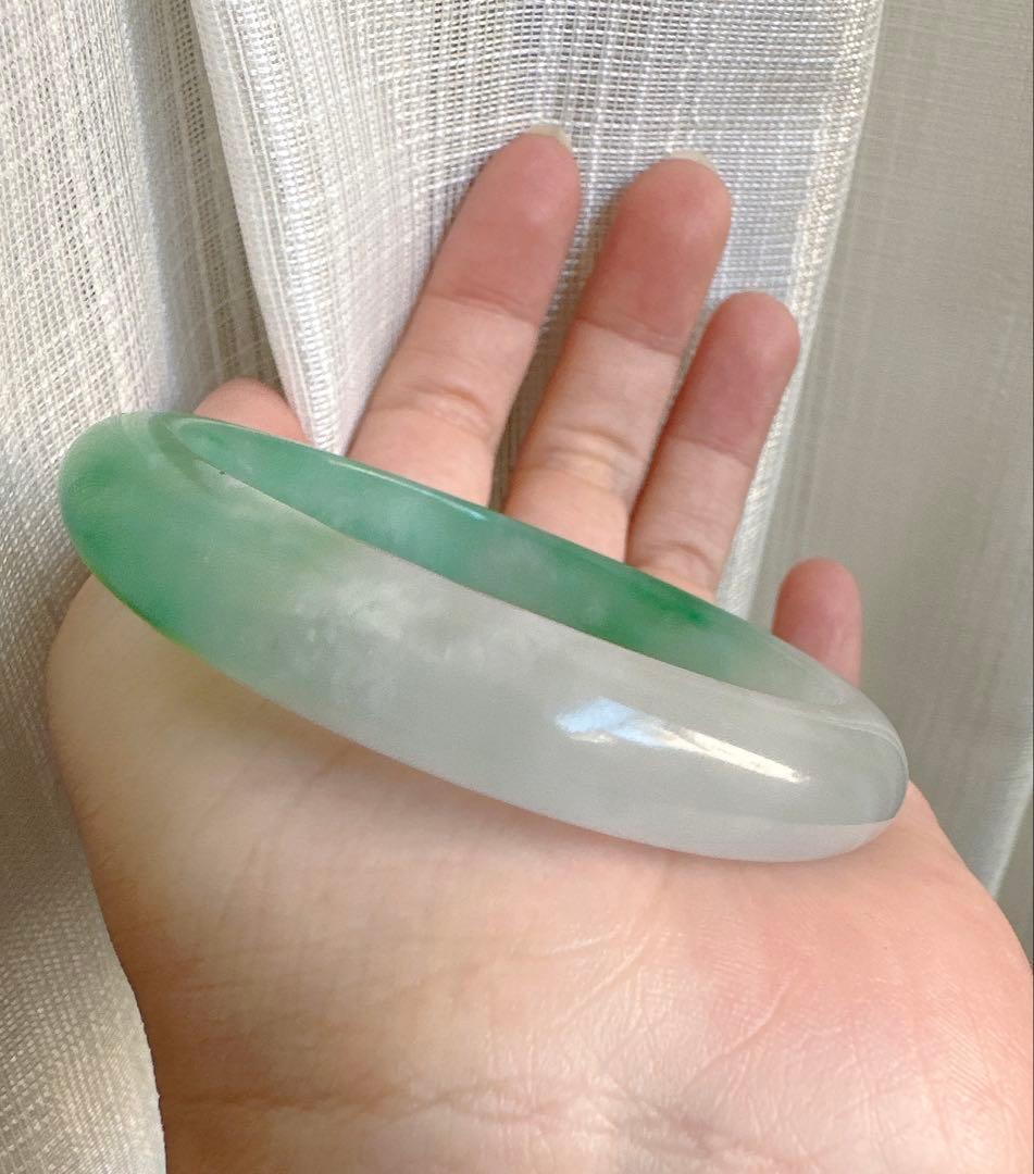透明感のある薄グレーとグリーンのAランク翡翠ヒスイ鑑定書付き