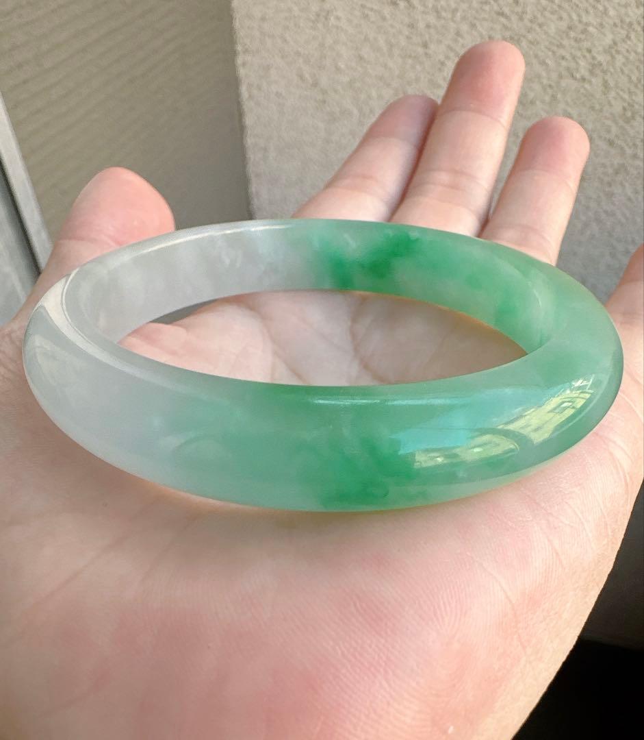 透明感のある薄グレーとグリーンのAランク翡翠ヒスイ鑑定書付き