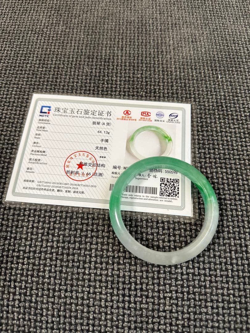 透明感のある薄グレーとグリーンのAランク翡翠ヒスイ鑑定書付き