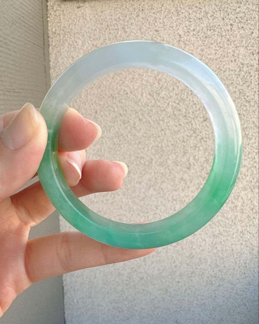 透明感のある薄グレーとグリーンのAランク翡翠ヒスイ鑑定書付き