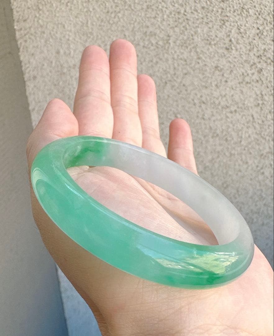 透明感のある薄グレーとグリーンのAランク翡翠ヒスイ鑑定書付き