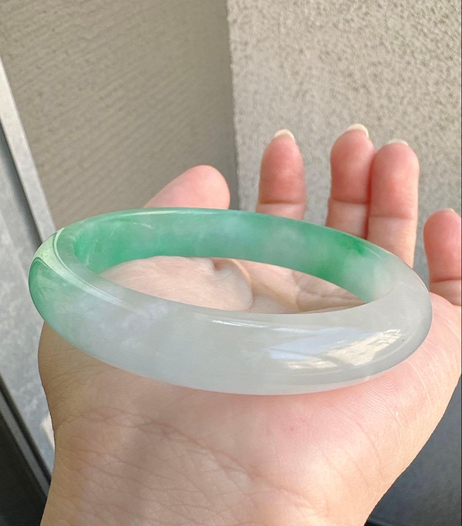 透明感のある薄グレーとグリーンのAランク翡翠ヒスイ鑑定書付き