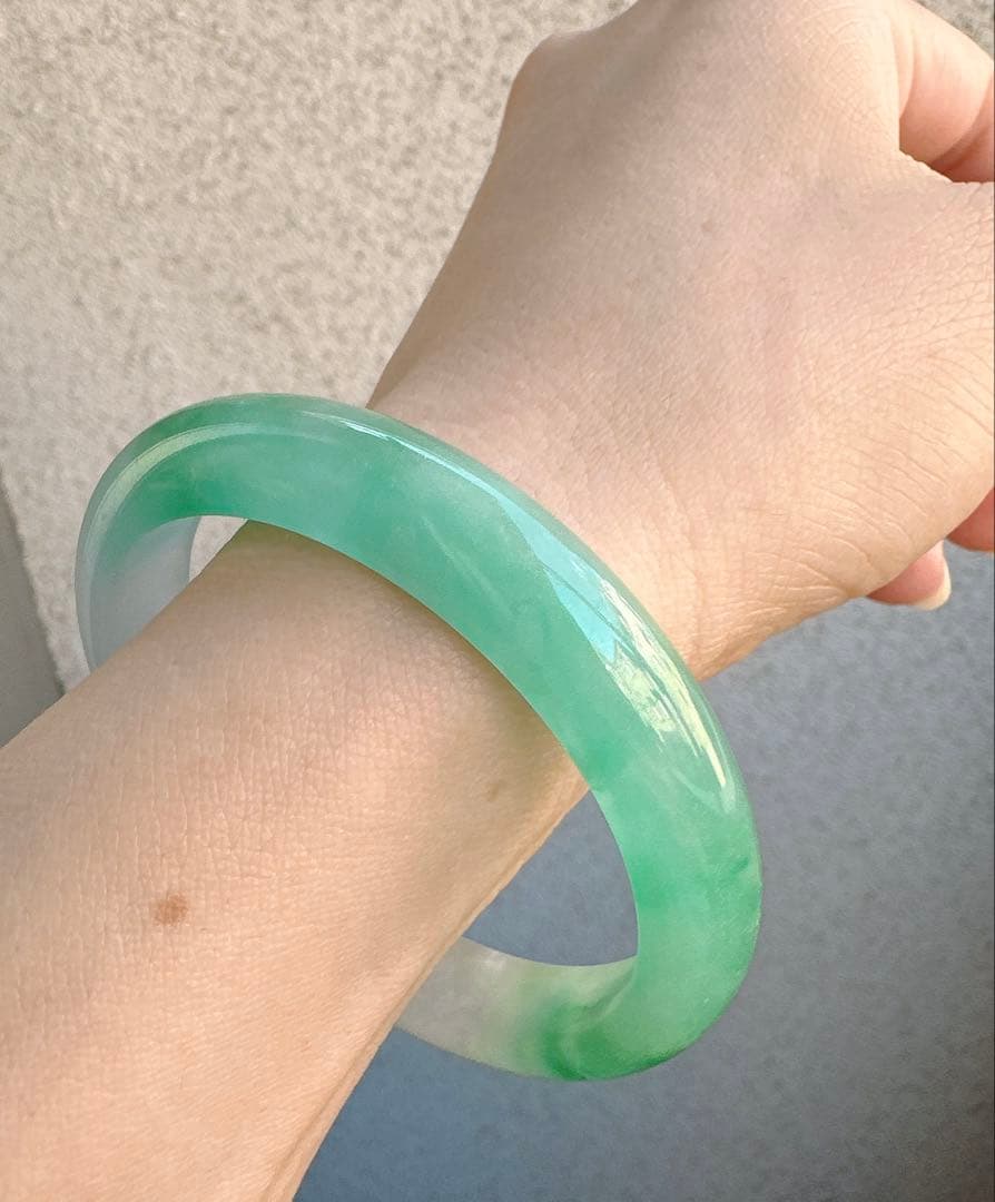 透明感のある薄グレーとグリーンのAランク翡翠ヒスイ鑑定書付き