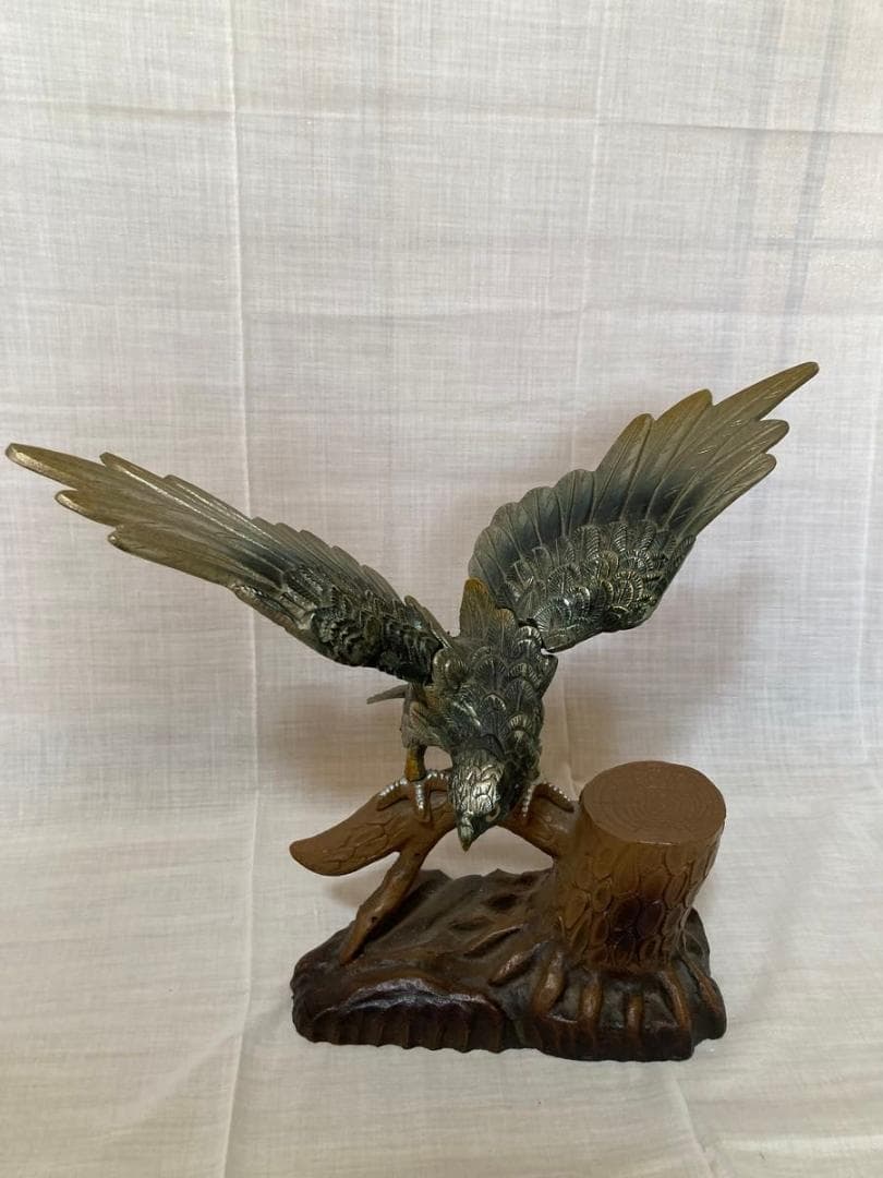 鷹の置物　 金属製　 オブジェ