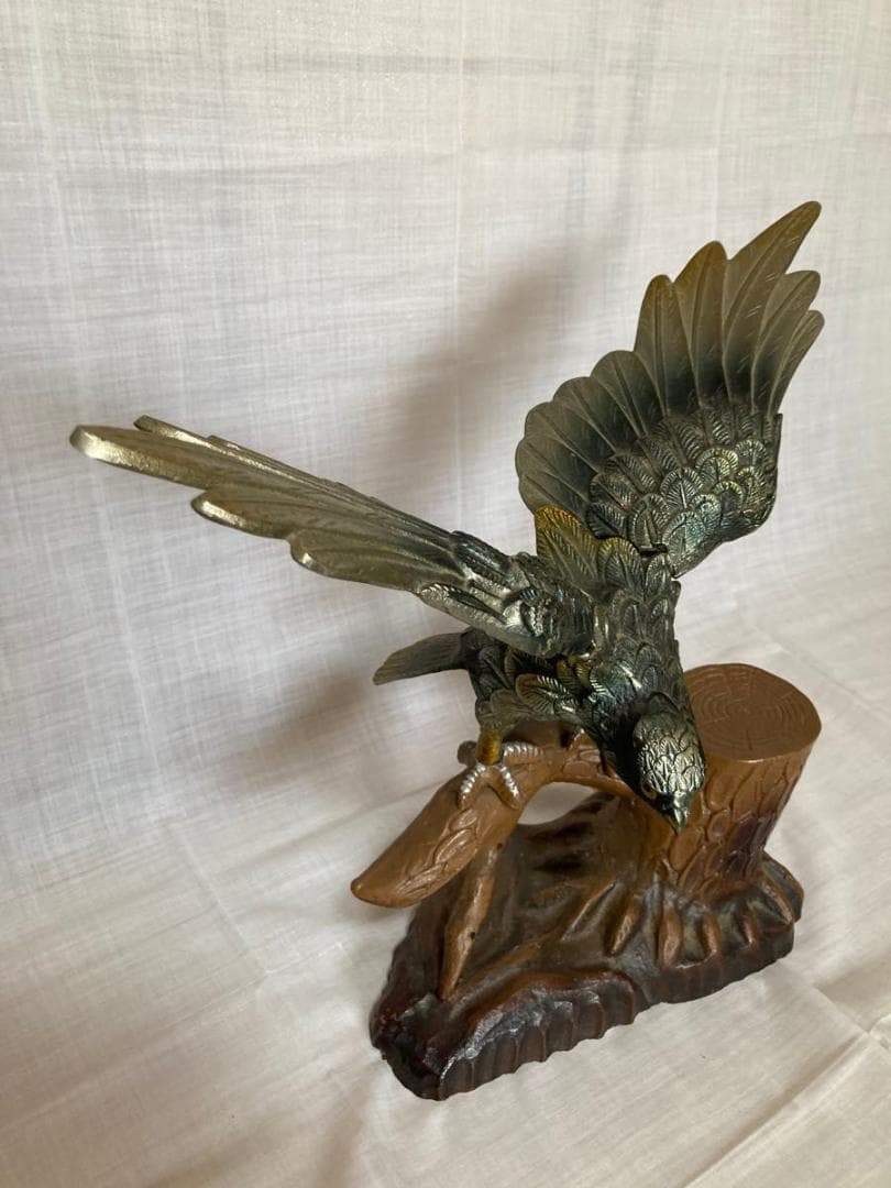 鷹の置物　 金属製　 オブジェ
