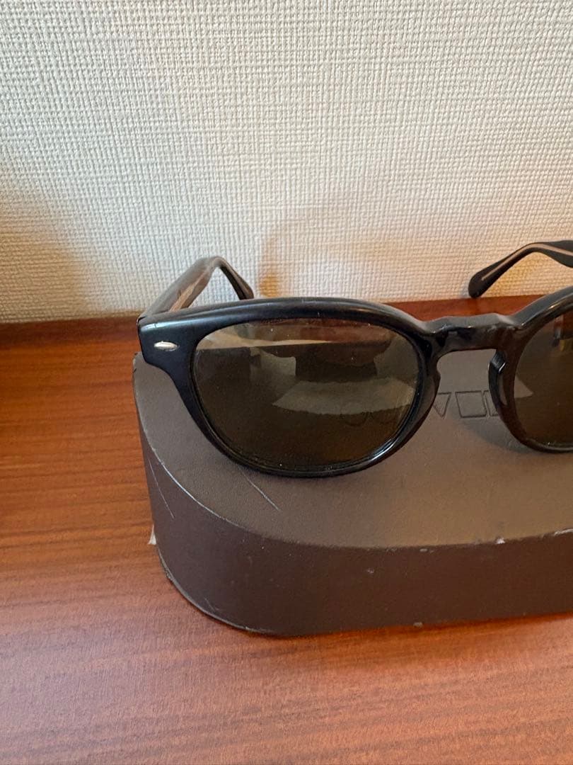 Oliver Peoples ブラックサングラス