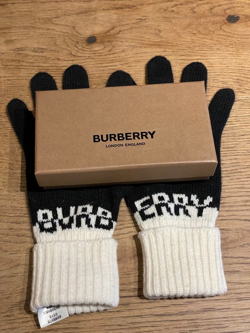 【極美品】BURBERRY 黒とクリーム色のカシミヤ冬用手袋