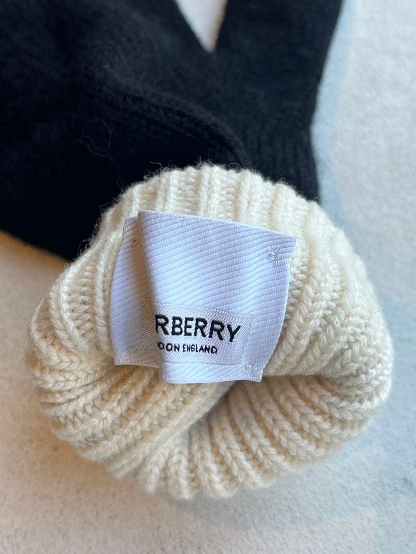 【極美品】BURBERRY 黒とクリーム色のカシミヤ冬用手袋