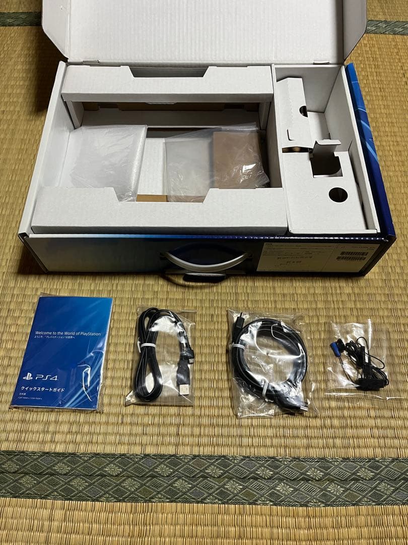 PlayStation 4 ホワイト 本体とコントローラーセット