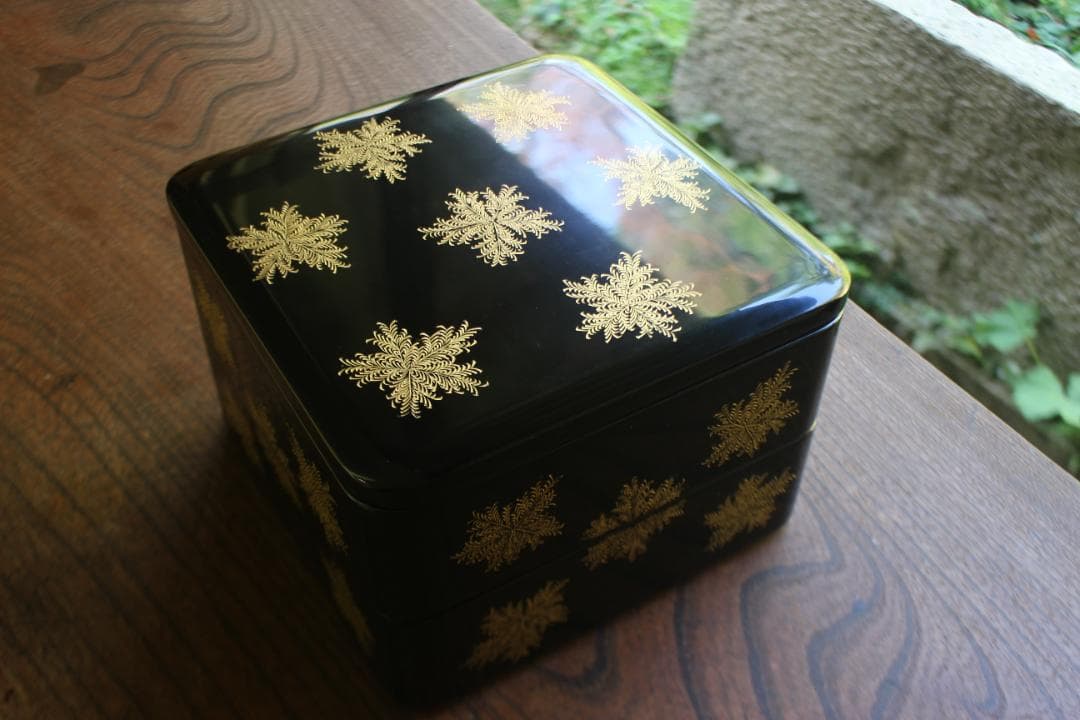 デッドストック！端正な内朱黒漆に優美なシノブ沈金の映える輪島塗二段重重箱お重