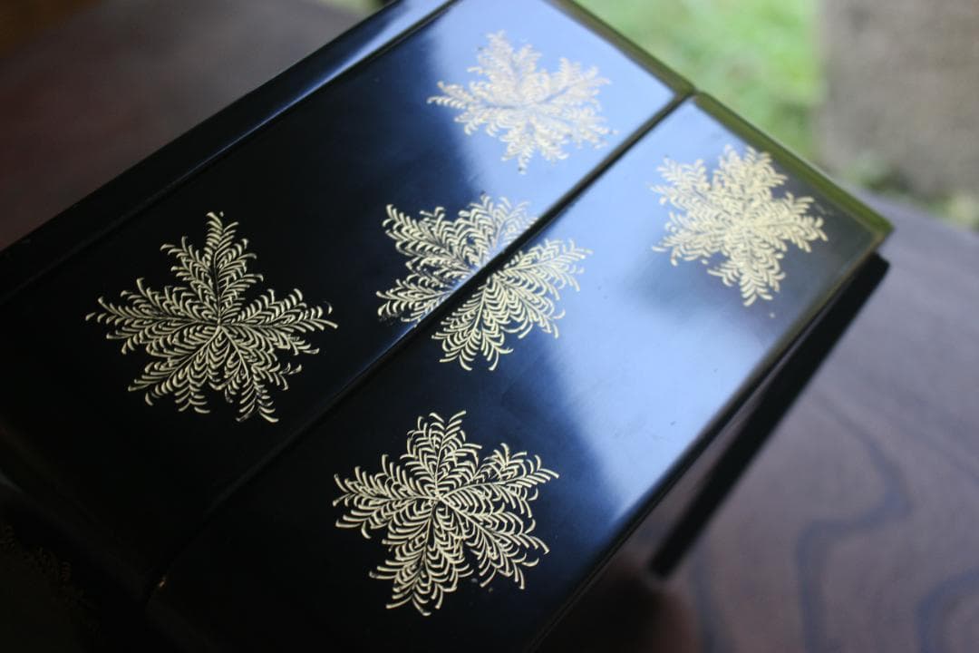 デッドストック！端正な内朱黒漆に優美なシノブ沈金の映える輪島塗二段重重箱お重