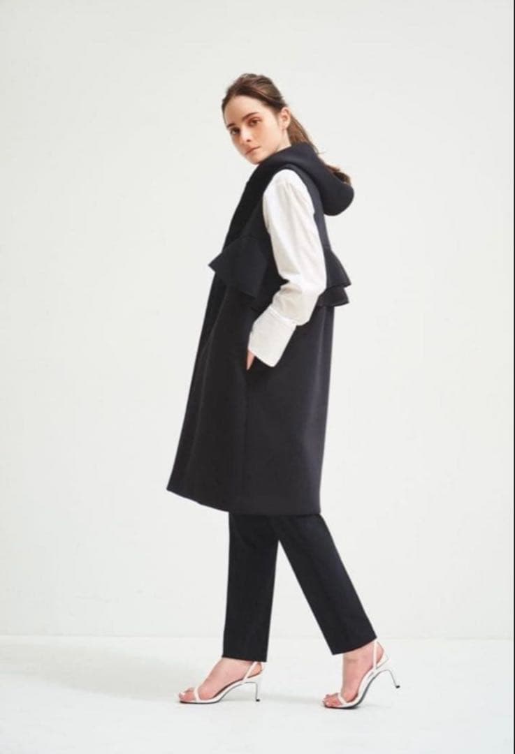 フード付きブラックロングベスト