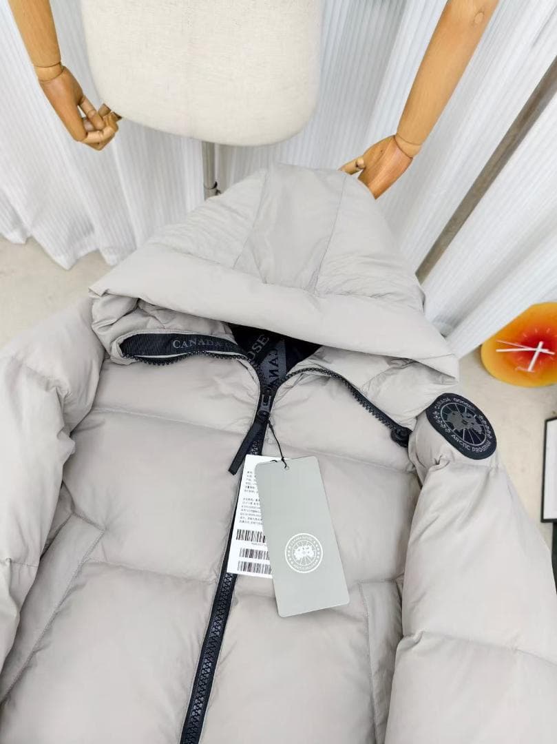 フード付きグレー ダウンジャケット