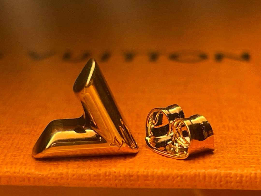 【極美品】Louis Vuitton エセンシャル V スタッドピアス　片耳