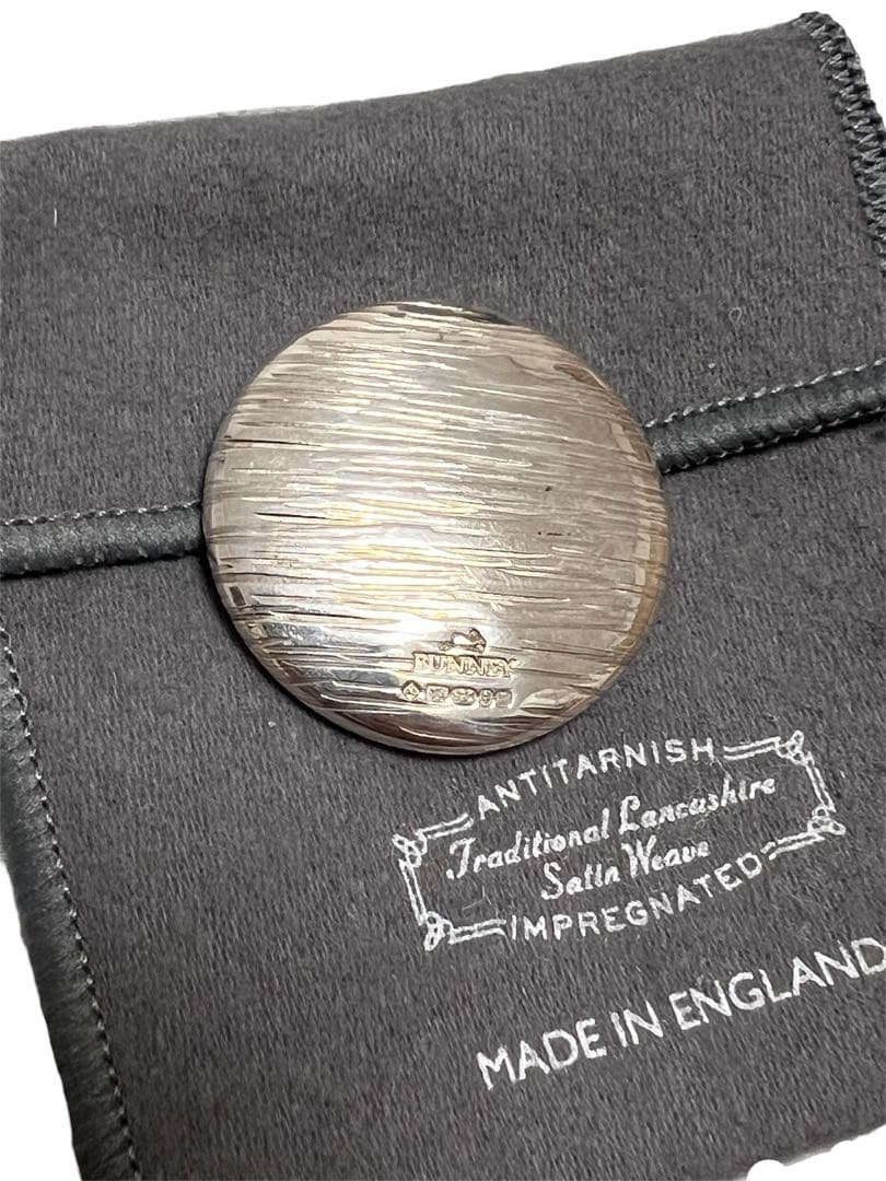 アクセサリー BUNNEY 34mm Bark Finish Badge 925 Silver