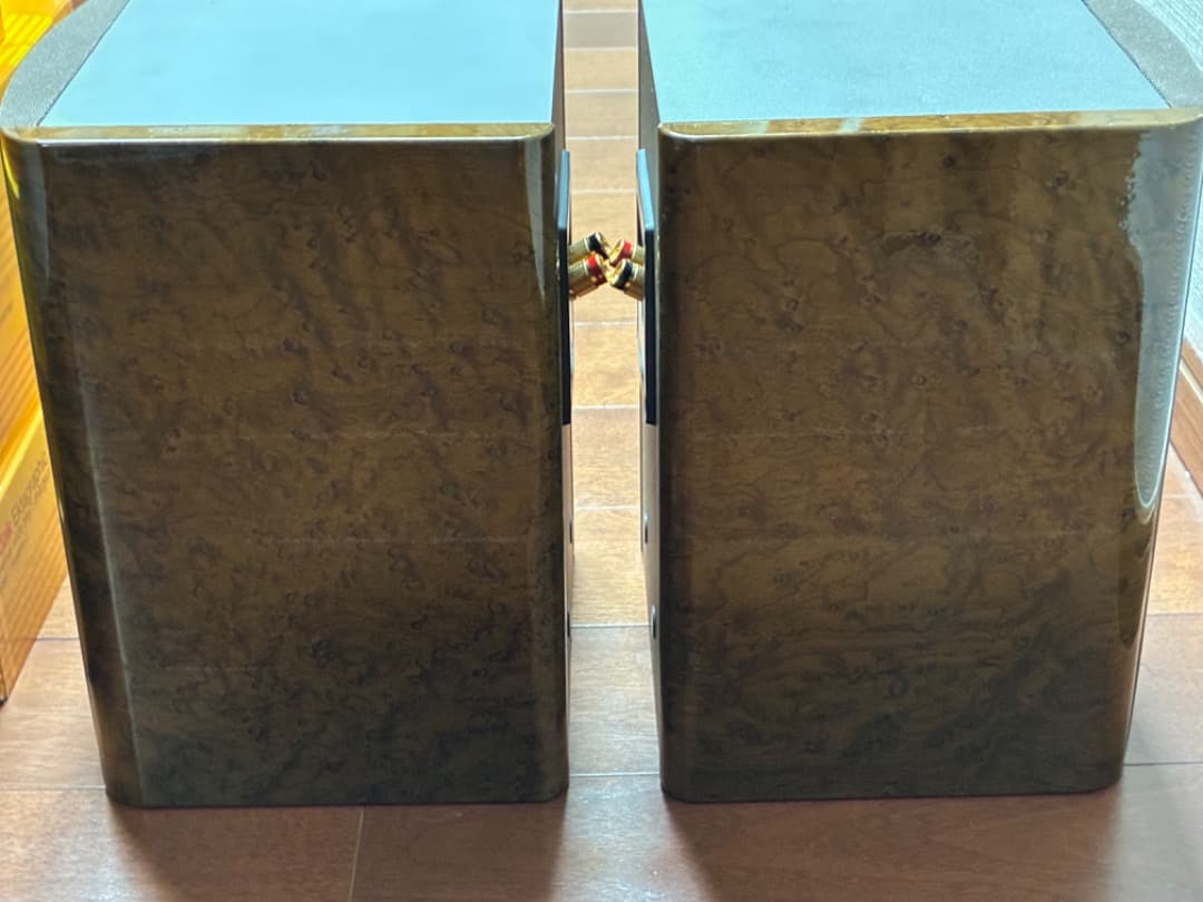 Bose スピーカー　MODEL 121V ２台セット　吊下げ金具付