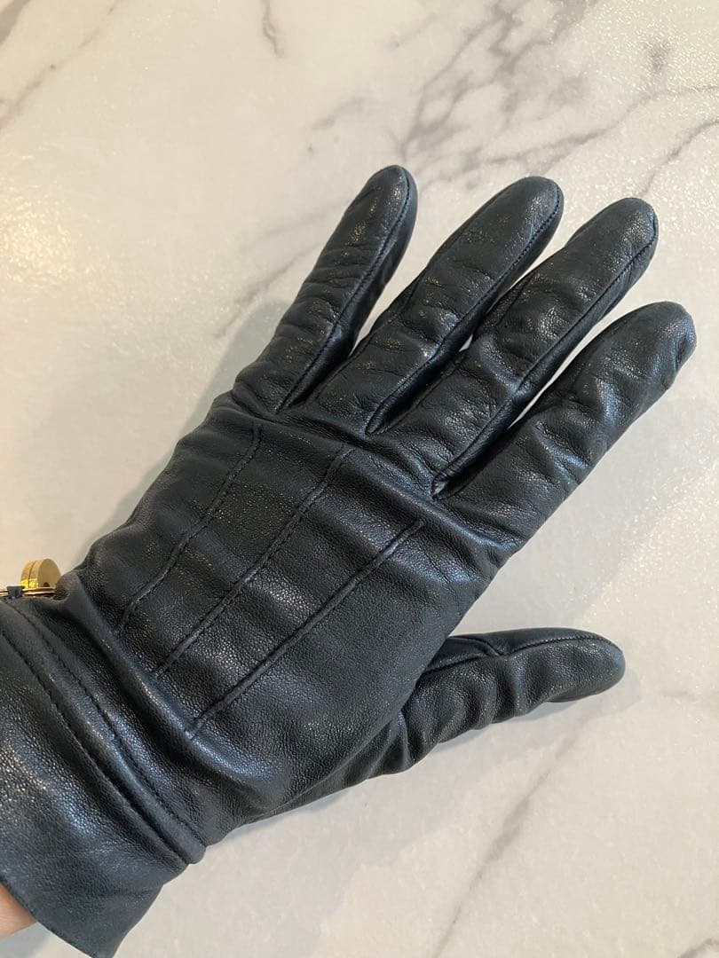 ディオール　グローブ　レザー手袋 黒 カデナ、鍵チャーム付き　Dior