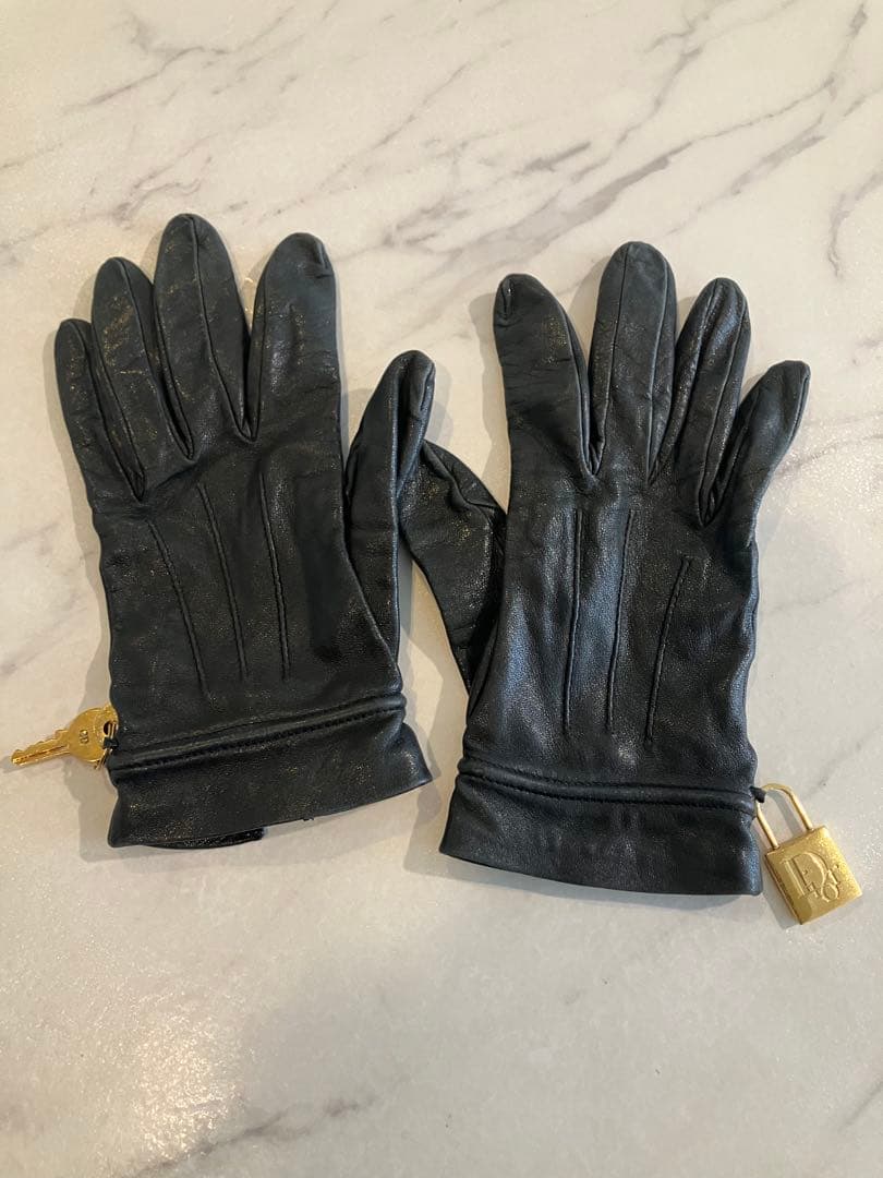 ディオール　グローブ　レザー手袋 黒 カデナ、鍵チャーム付き　Dior