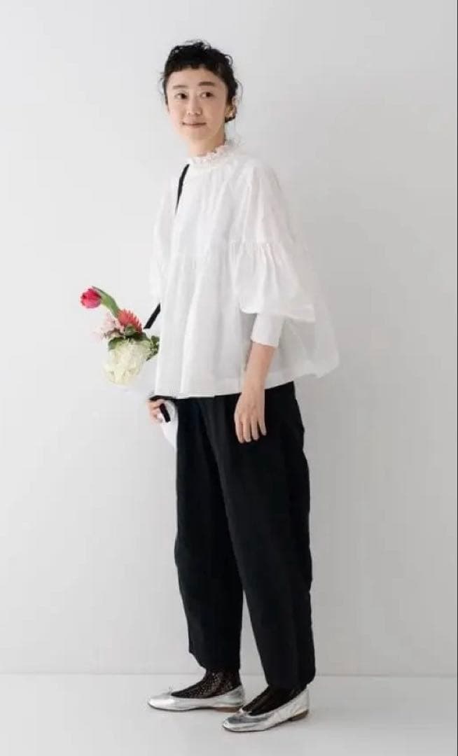 ネストローブ フリルカラーギャザーブラウス　白