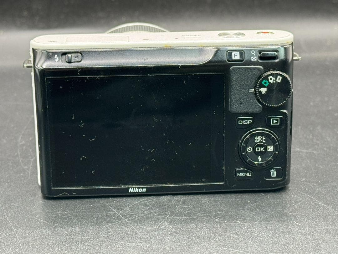 Nikon 1J1ミラーレスカメラ ホワイト