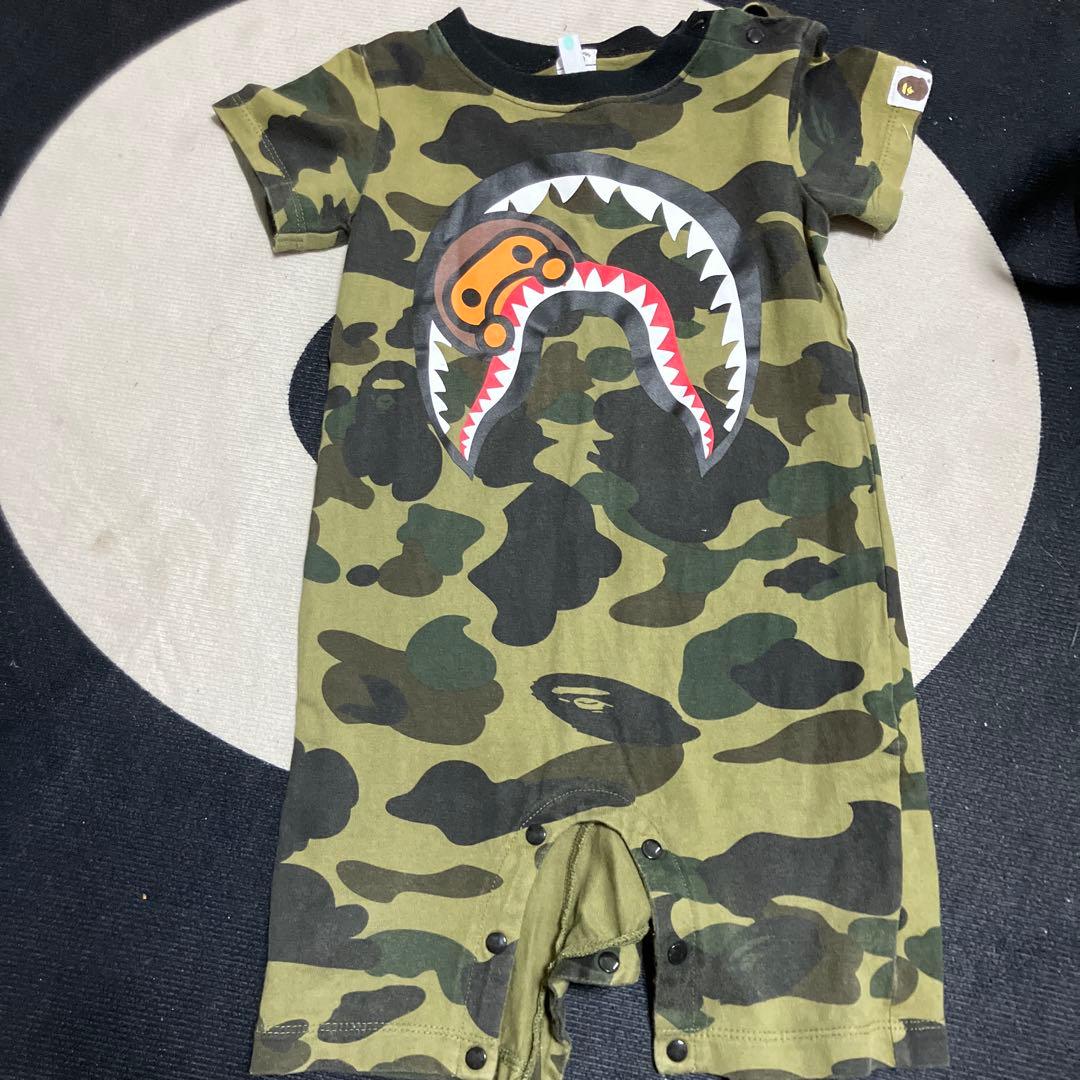 エイプ　迷彩柄 シャークデザインロンパース