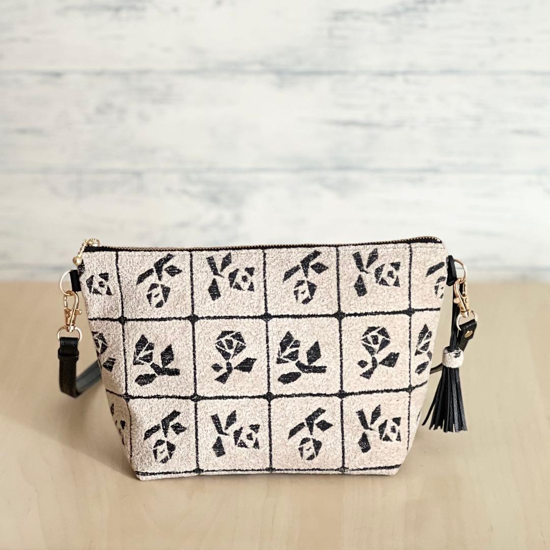 Lulu small beigeショルダーバッグMB510-091