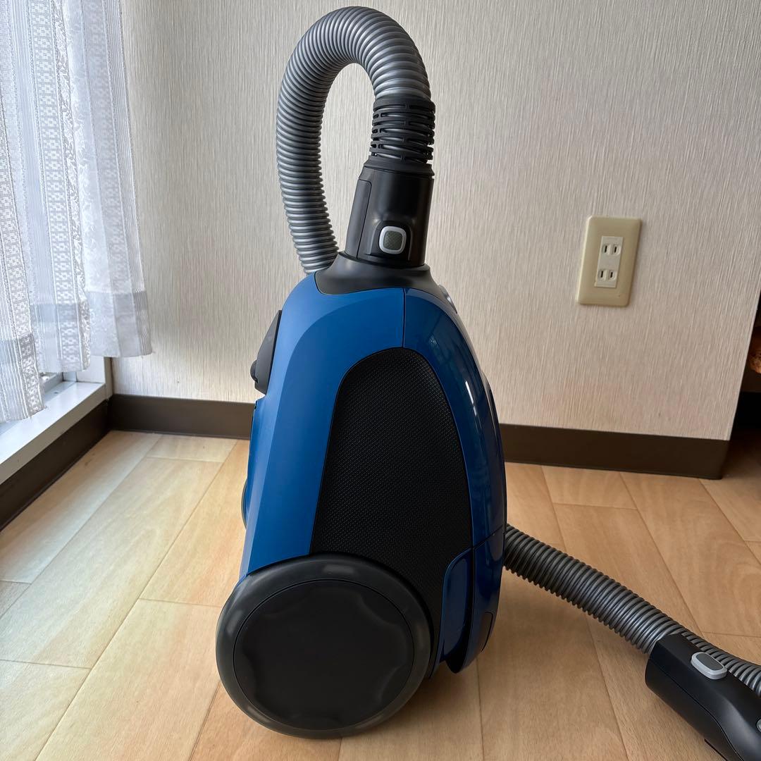 Electrolux ergothree EET530CBキャニスター掃除機