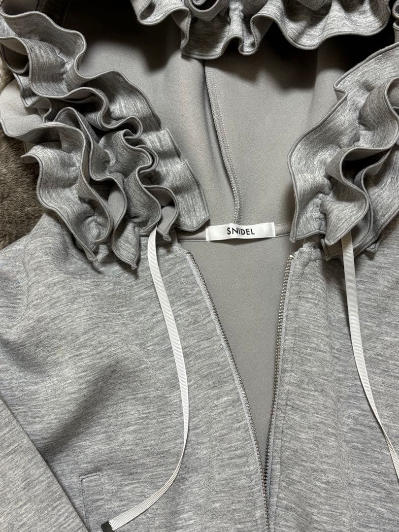 あやちsnidelフリルショートジップパーカー　グレー