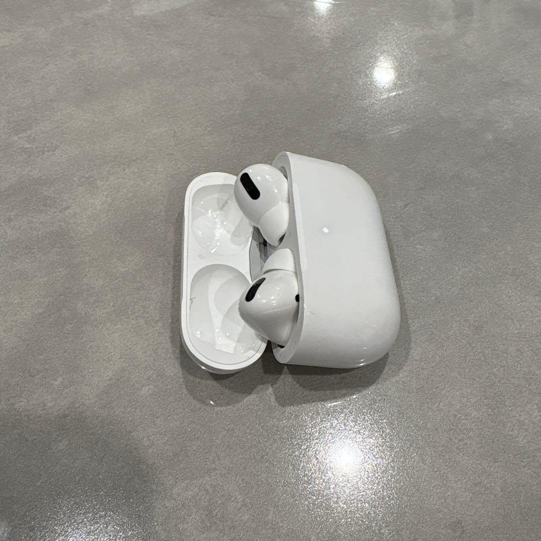 AirPods Pro 本体 ホワイト 充電ケース付き　ライトニング端子