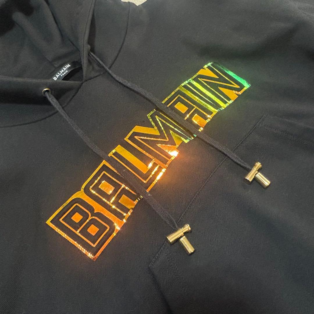 レア 美品！BALMAIN クロップドパーカー フーディー スウェット ロゴ Ｌ