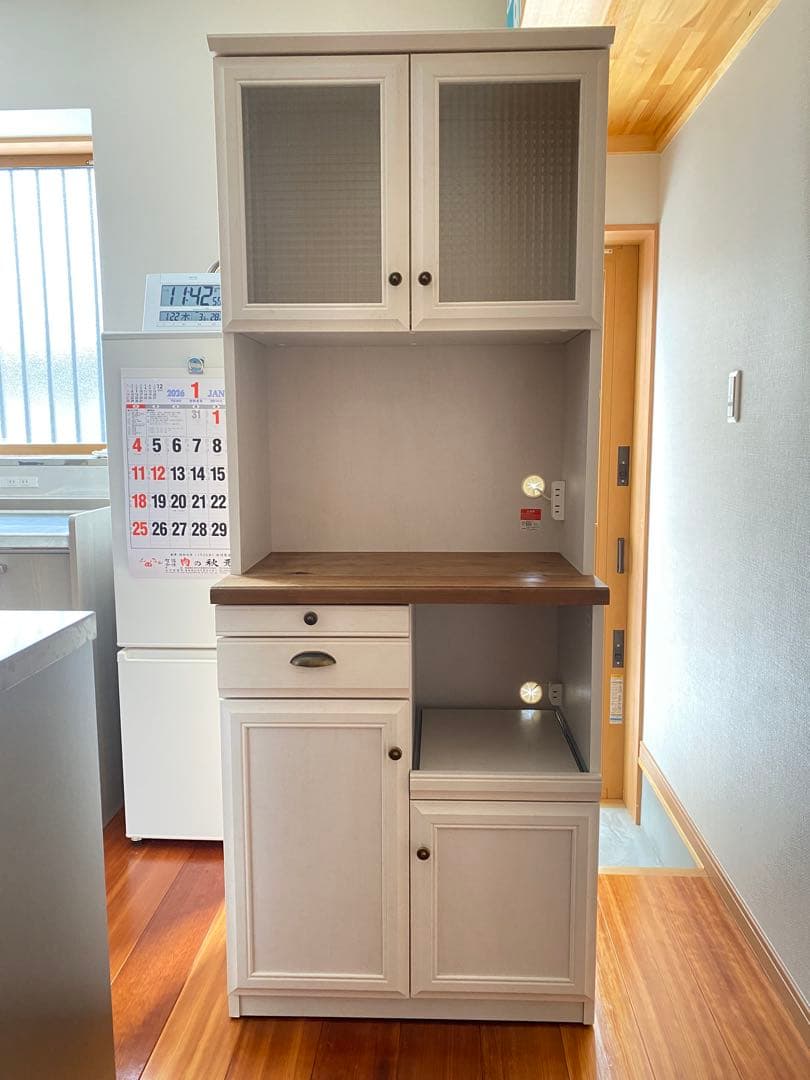 【送料込み】B-company カントリー調食器棚 ガラス扉 コンセント3口