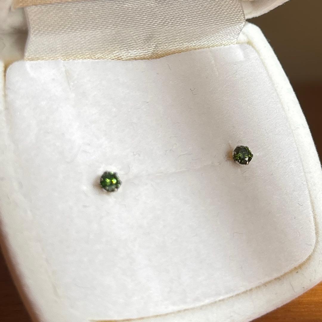 【レア】グリーンダイヤモンドピアスpt900ポスト0.22カラット