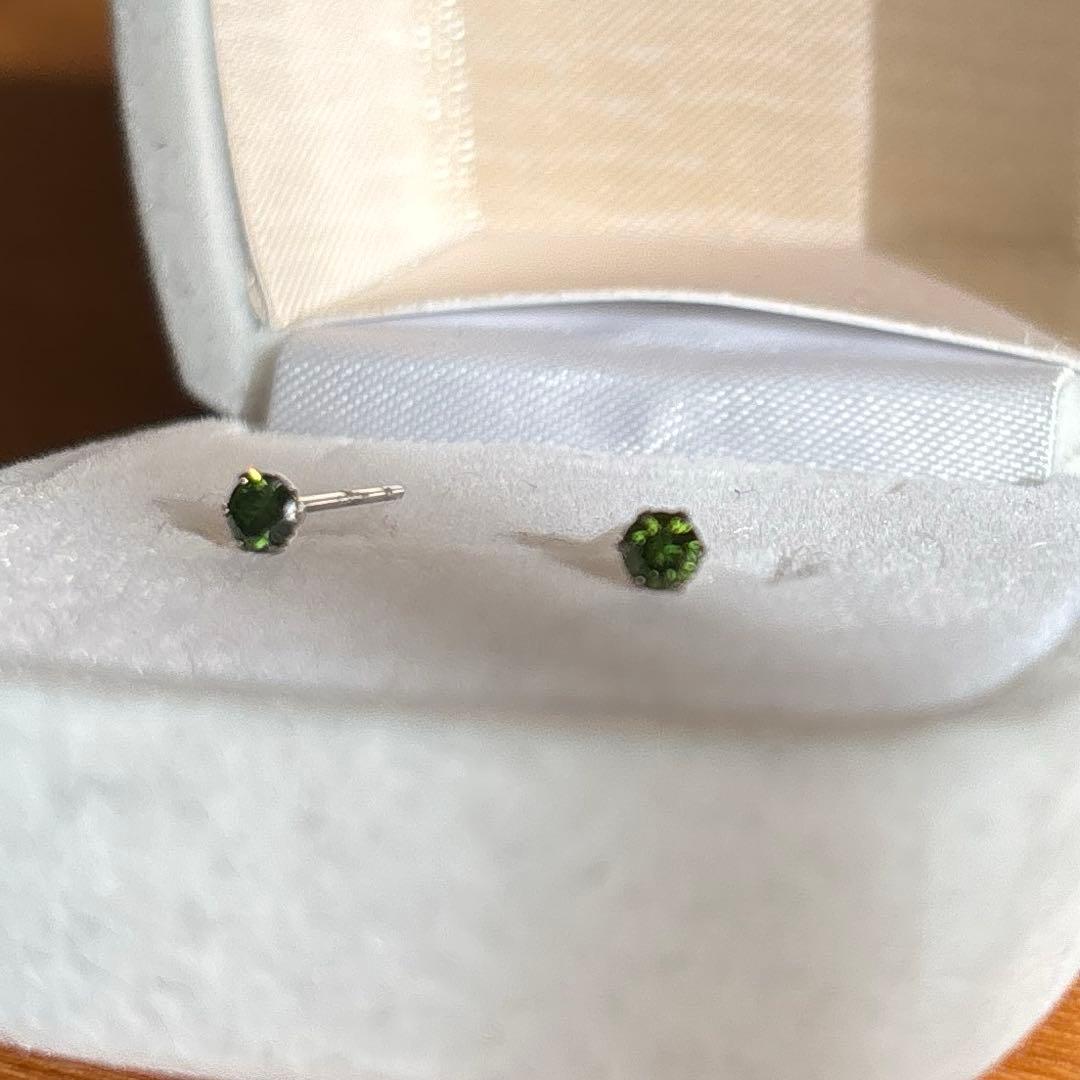 【レア】グリーンダイヤモンドピアスpt900ポスト0.22カラット