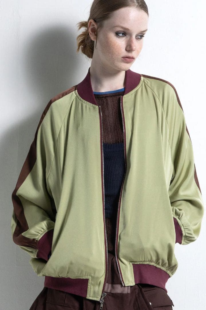 今期新作AULAAILAリバーシブル スカジャン バーガンディ・カーキ