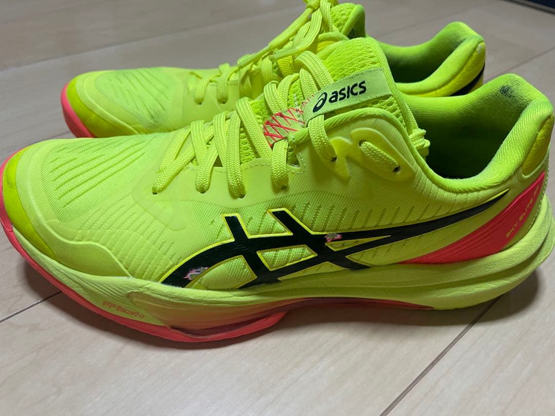 asics 蛍光イエローバレーボールシューズ